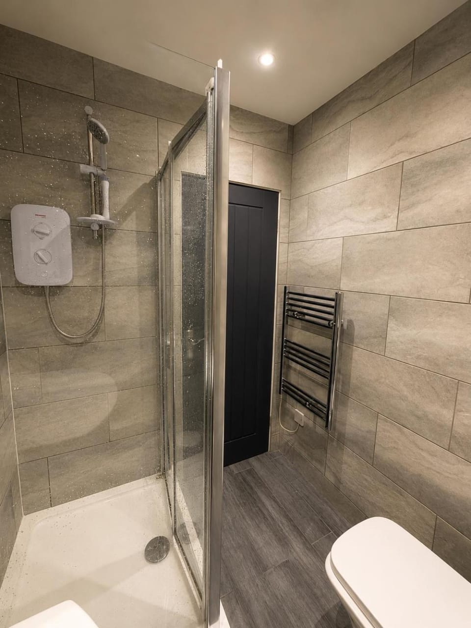 Shower, Toilet, Entertainment, flat iron, internet