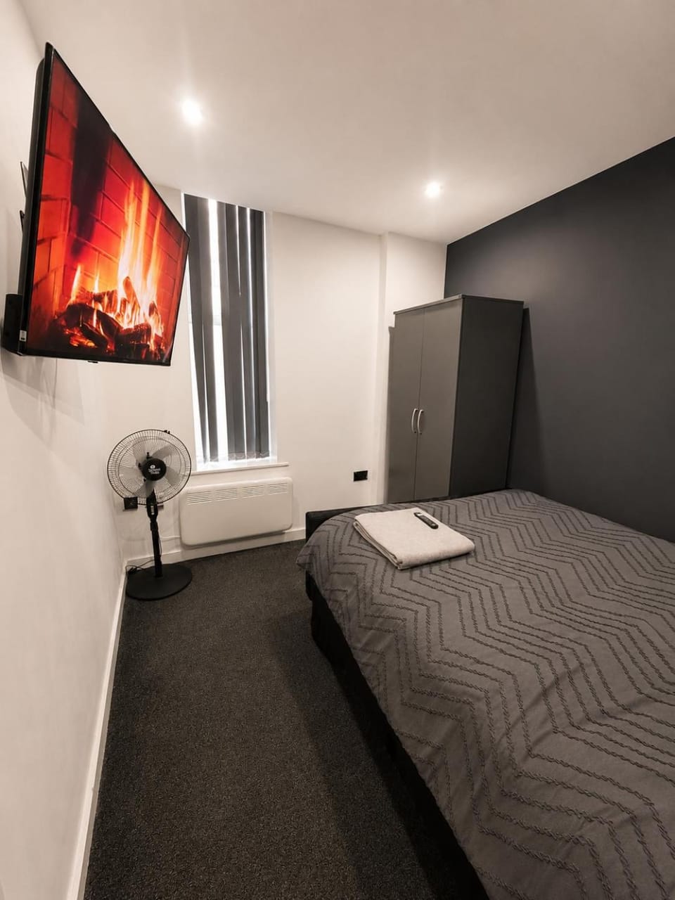 Communal lounge/ TV room, Bed, TV and multimedia, Seating area, Bedroom, Entertainment, Entertainment, flat iron, heating, heating, internet, internet, wardrobe, air conditioner, air conditioner