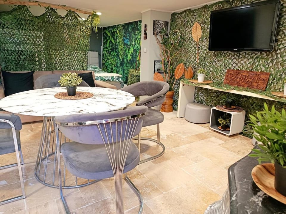 Studio Jungle Cosy Spa Apartment in Occitanie