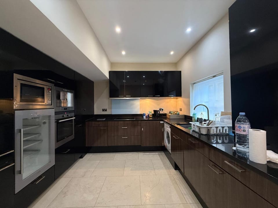 Luxury 2BR Flat 3 King Beds & 3 Baths Sleeps 7 Apartment in City of Westminster
