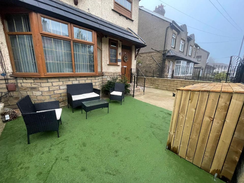 Property building, Patio, Day, Garden, Garden view
