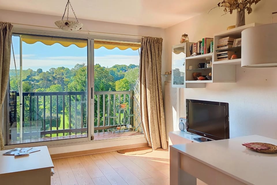 South-facing golf view apartment with balcony Apartment in Houlgate