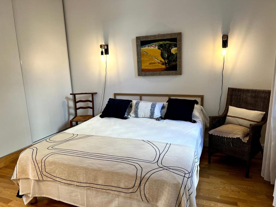 Bed, Photo of the whole room
