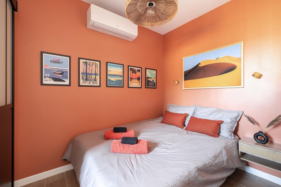 Bed, Bedroom, towels, air conditioner