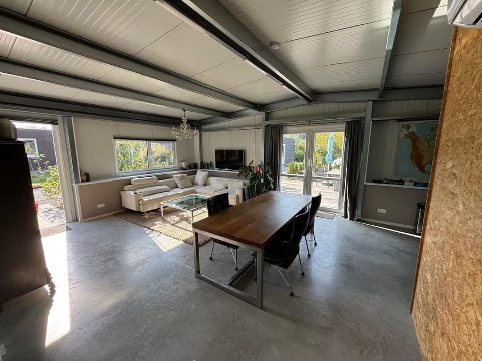 Seating area, Dining area