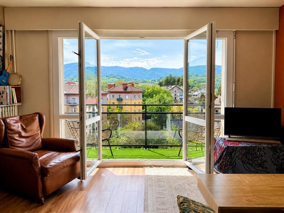 Communal lounge/ TV room, View (from property/room)