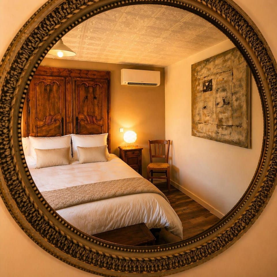 Photo of the whole room, Bedroom