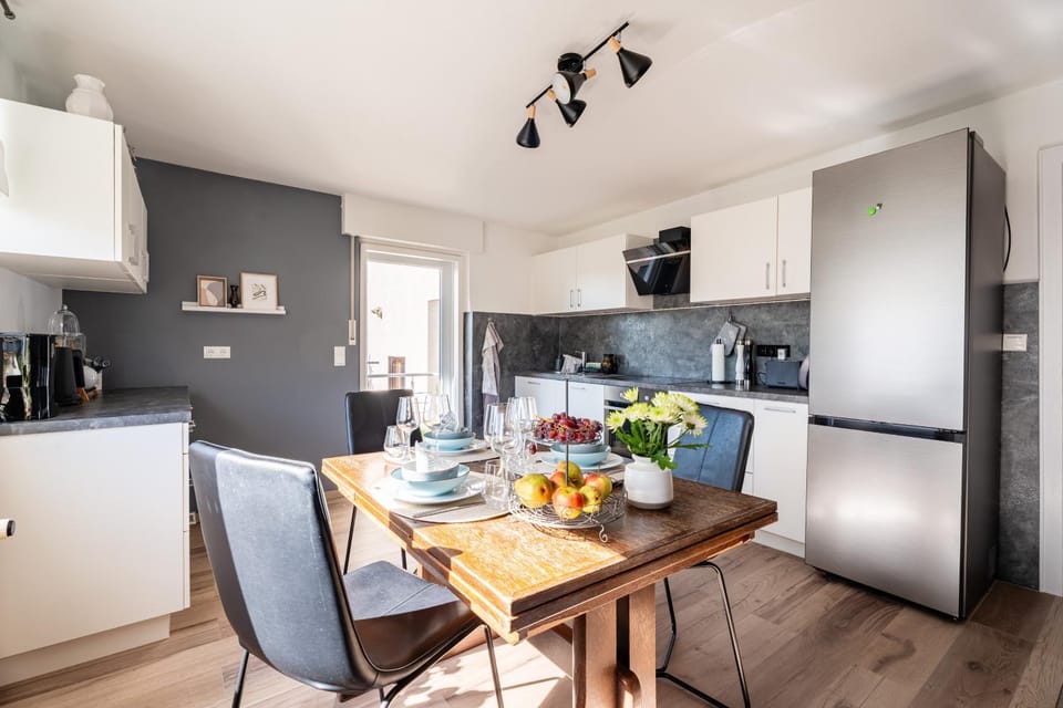 Property building, Kitchen or kitchenette, Living room