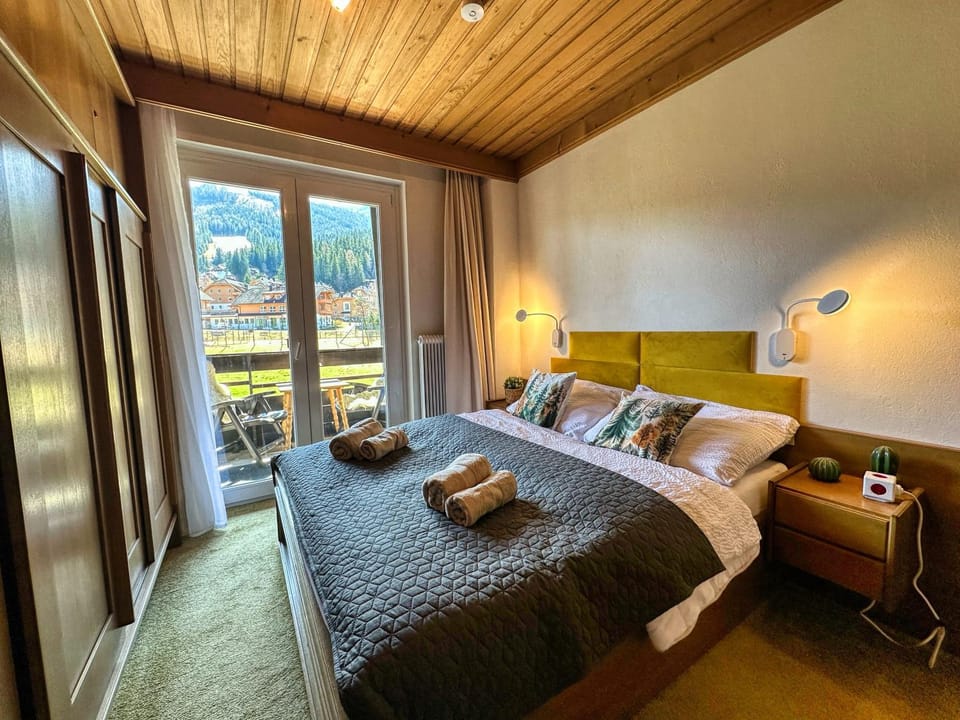 Bed, View (from property/room), Balcony/Terrace, Photo of the whole room, Bedroom