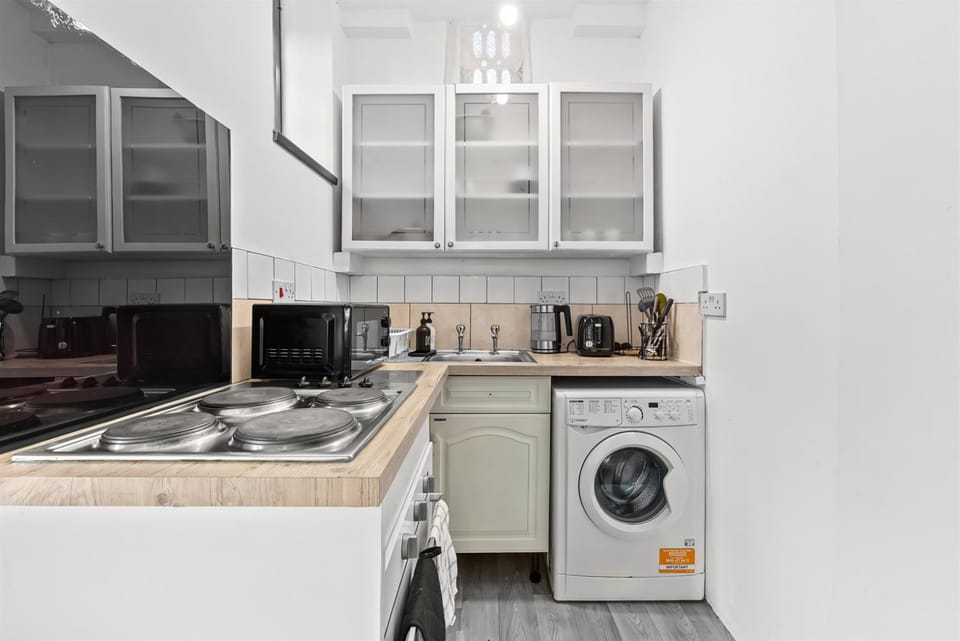 Coffee/tea facilities, Kitchen or kitchenette, oven, stove, washing machine