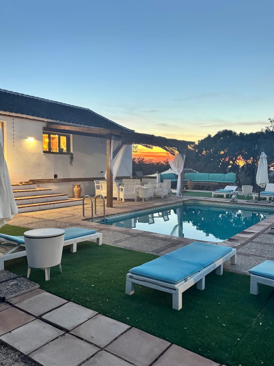 Off site, Natural landscape, Swimming pool, sunbed