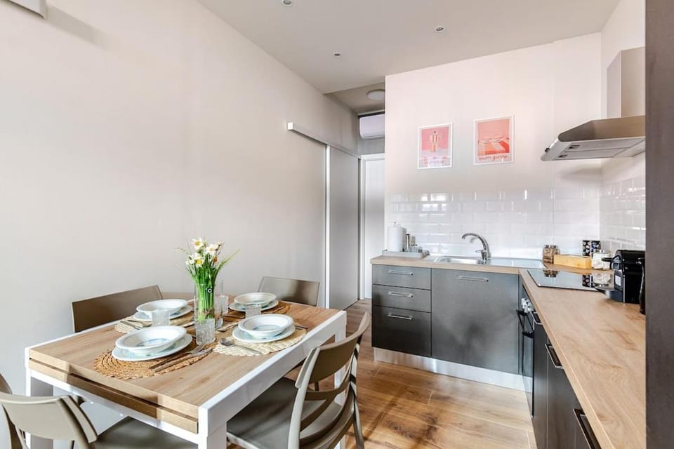 Coffee/tea facilities, Kitchen or kitchenette, Living room, Seating area, stove