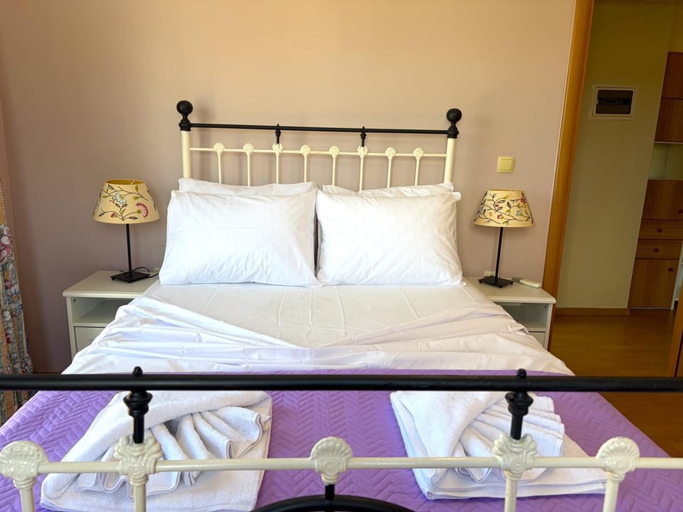 Bed, Bedroom, towels