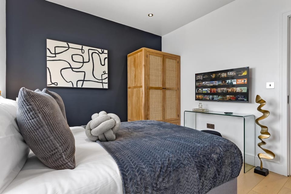 Bed, Photo of the whole room, Bedroom
