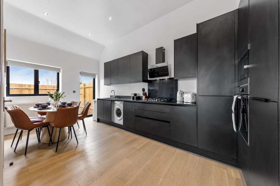 Kitchen or kitchenette, Dining area, oven, stove