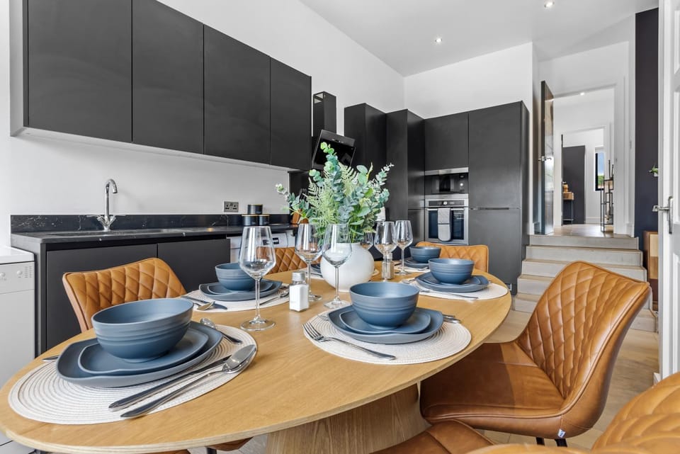 Kitchen or kitchenette, Seating area, Dining area