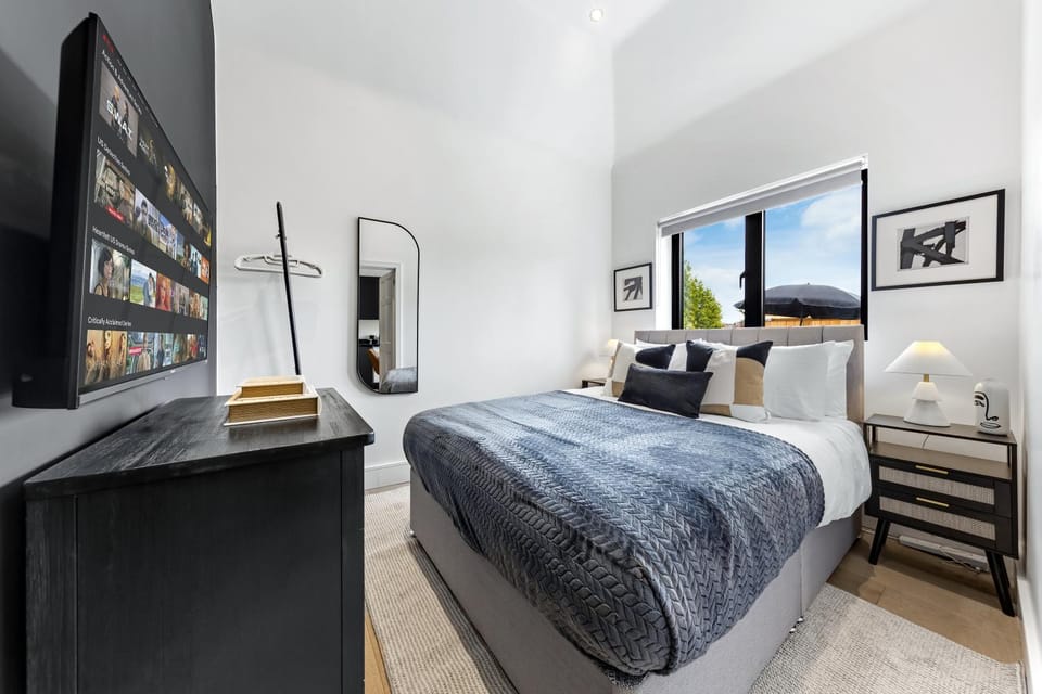 Bed, TV and multimedia, Photo of the whole room, Bedroom