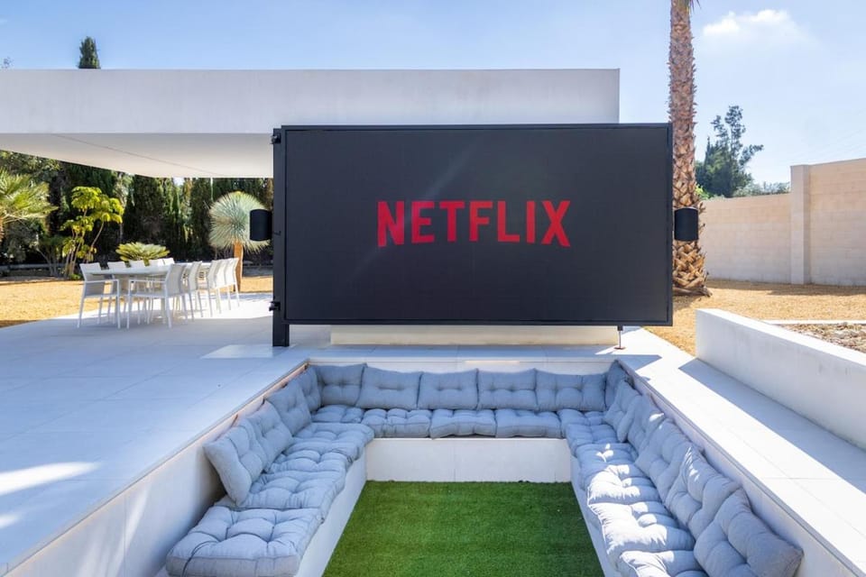 Communal lounge/ TV room, Swimming pool