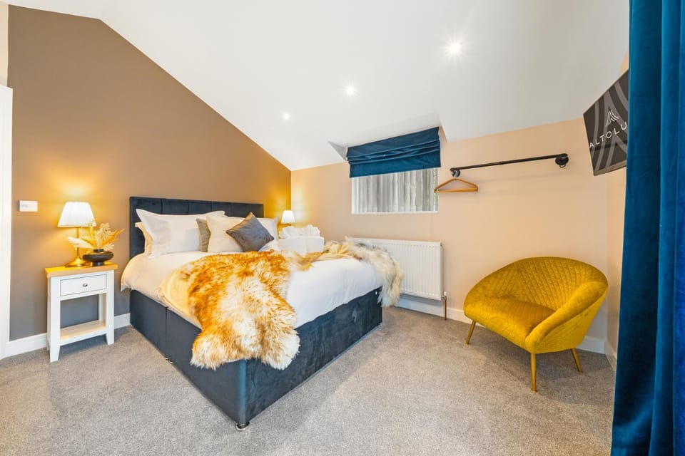 Luxury Bristol 2BR Retreat Home with Private Garden and Parking by AltoLuxo Short Lets & Serviced Accommodation Apartment in Bristol