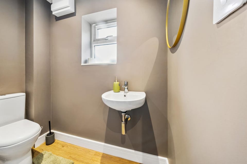 Luxury Bristol 2BR Retreat Home with Private Garden and Parking by AltoLuxo Short Lets & Serviced Accommodation Apartment in Bristol