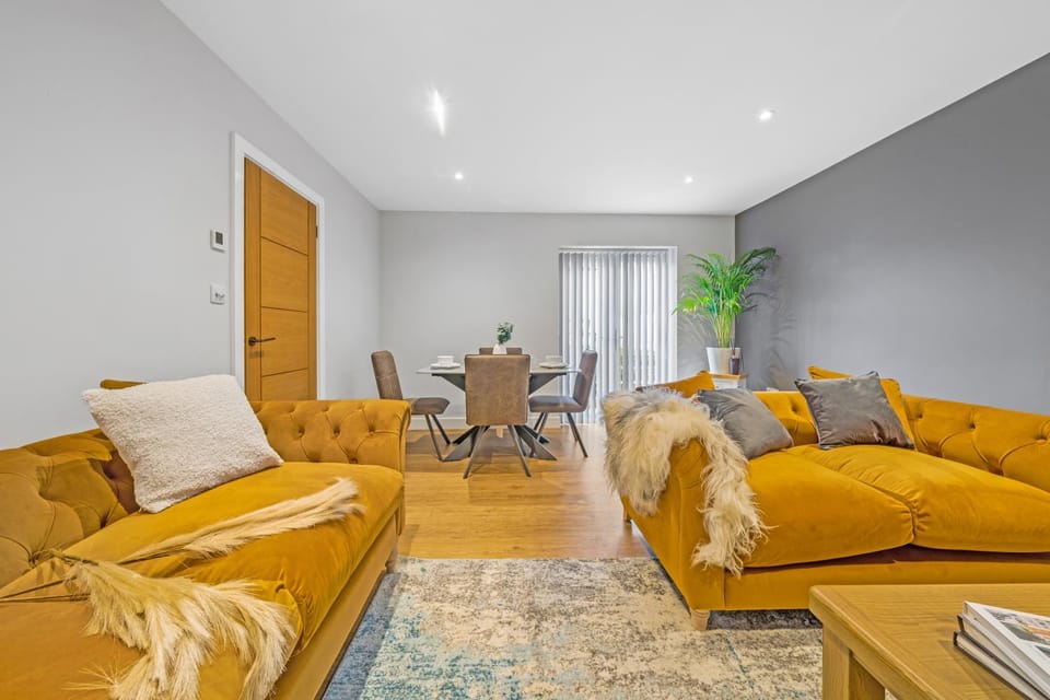 Luxury Bristol 2BR Retreat Home with Private Garden and Parking by AltoLuxo Short Lets & Serviced Accommodation Apartment in Bristol