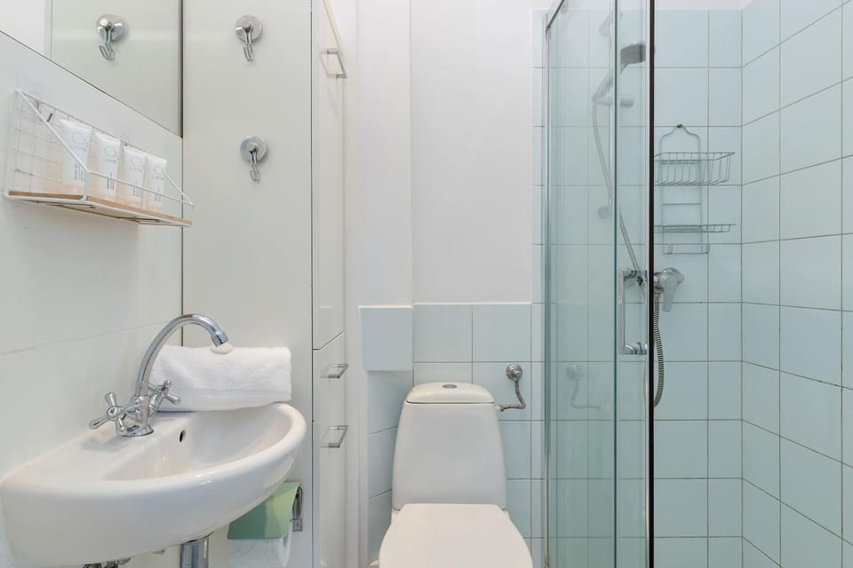 Shower, Toilet, Bathroom, towels