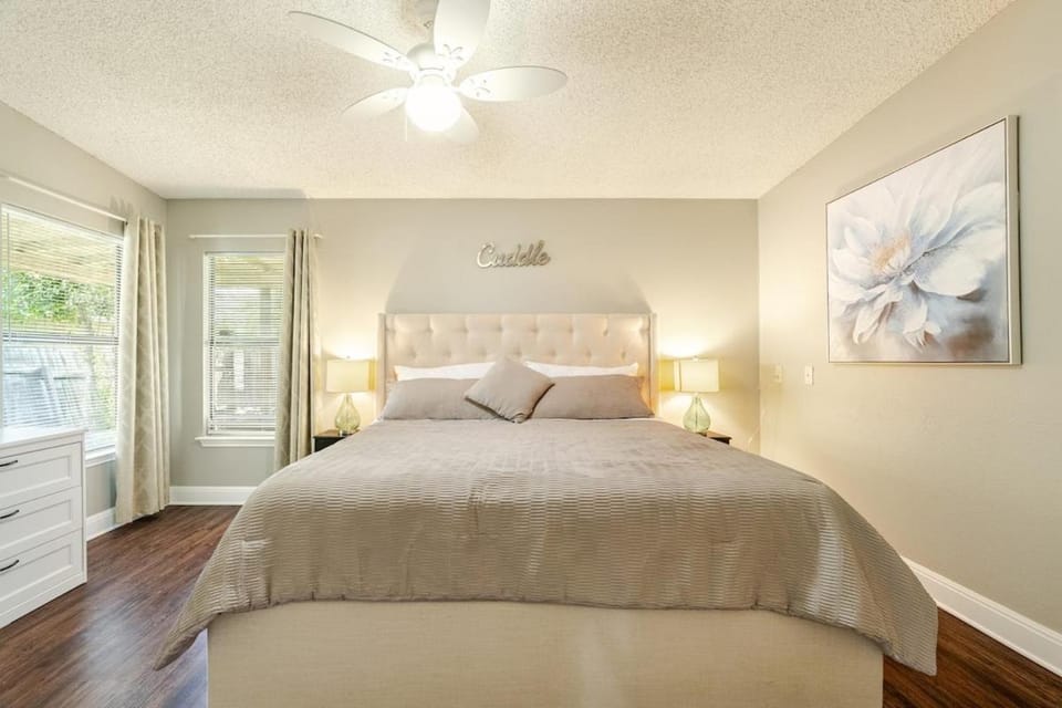 Photo of the whole room, Bedroom