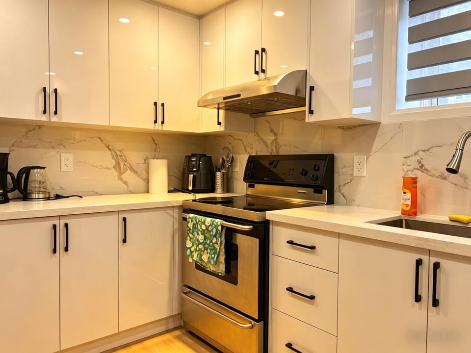 Brand New Basement Suite Private Batheroom Near 404 & shop Vacation rental in Richmond Hill