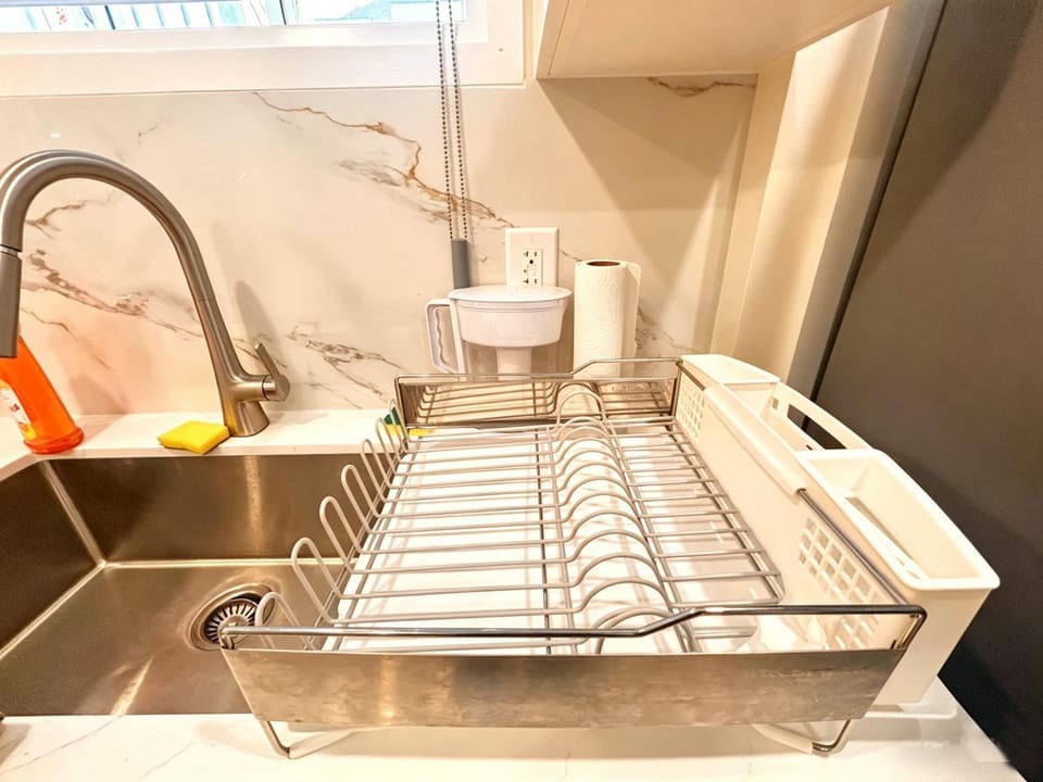 Brand New Basement Suite Private Batheroom Near 404 & shop Vacation rental in Richmond Hill