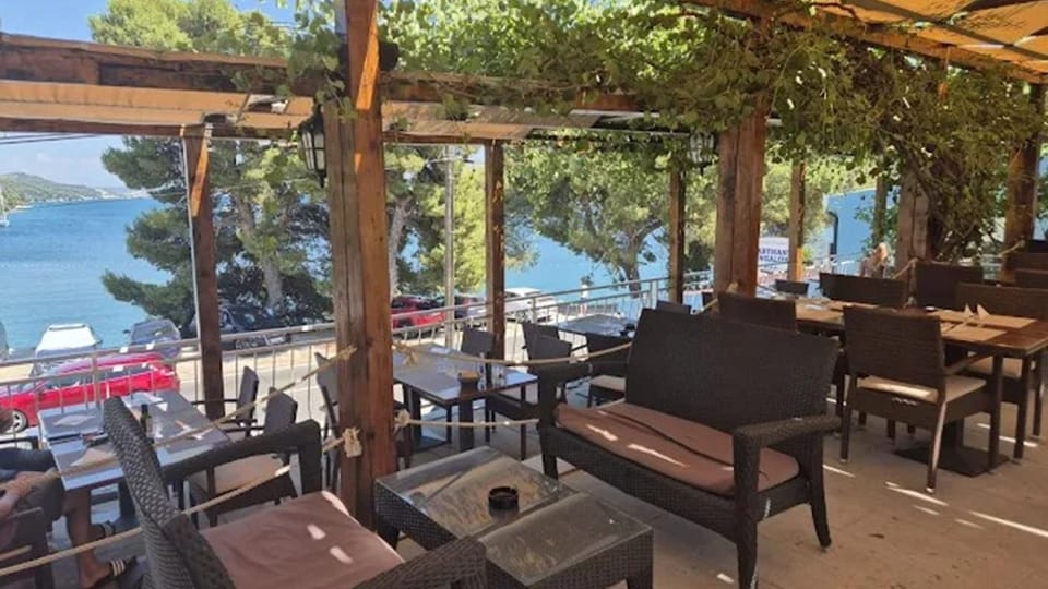 Restaurant/places to eat, Balcony/Terrace