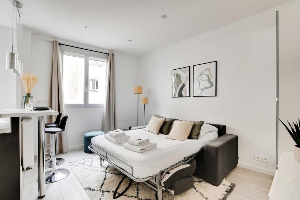 Bed, Dining area