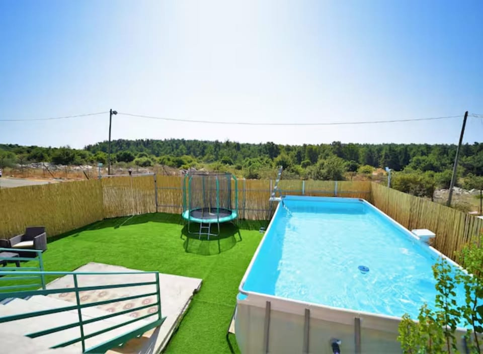 Property building, Spring, Day, Natural landscape, Pool view, Swimming pool, sunbed