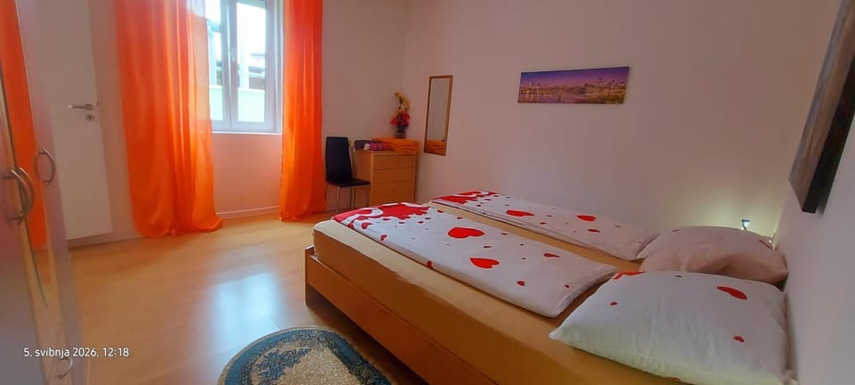 Bed, Bedroom, towels