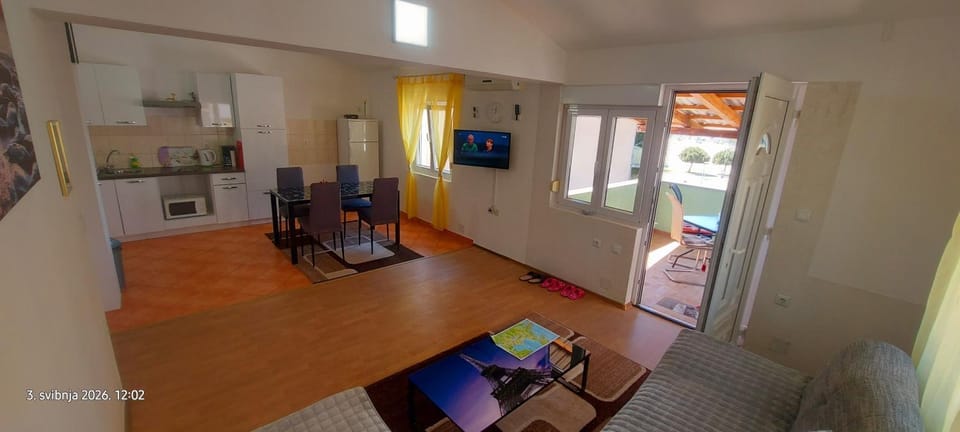 TV and multimedia, Kitchen or kitchenette, Living room, Dining area, stove