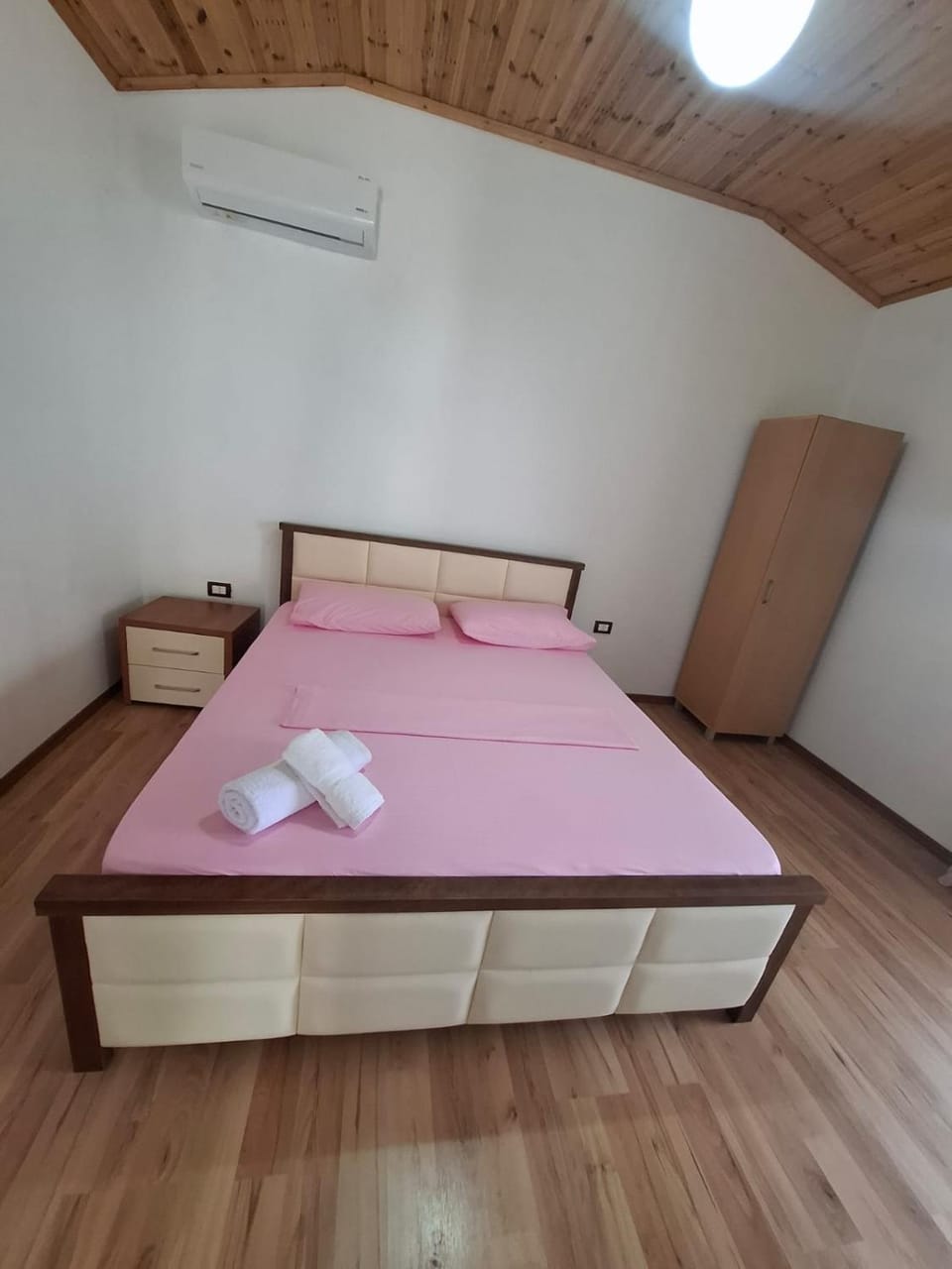 Bed, Photo of the whole room, towels, air conditioner