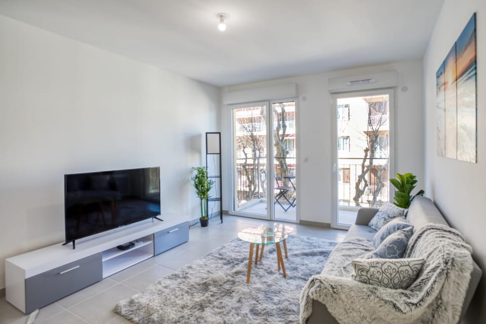 Riquier Central 1BR Steps from SNCF Apartment in Nice