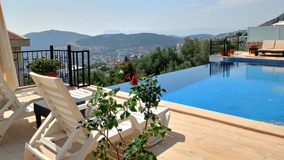 Kalkanda sonsuzluk havuzlu villa Villa in Kalkan Belediyesi