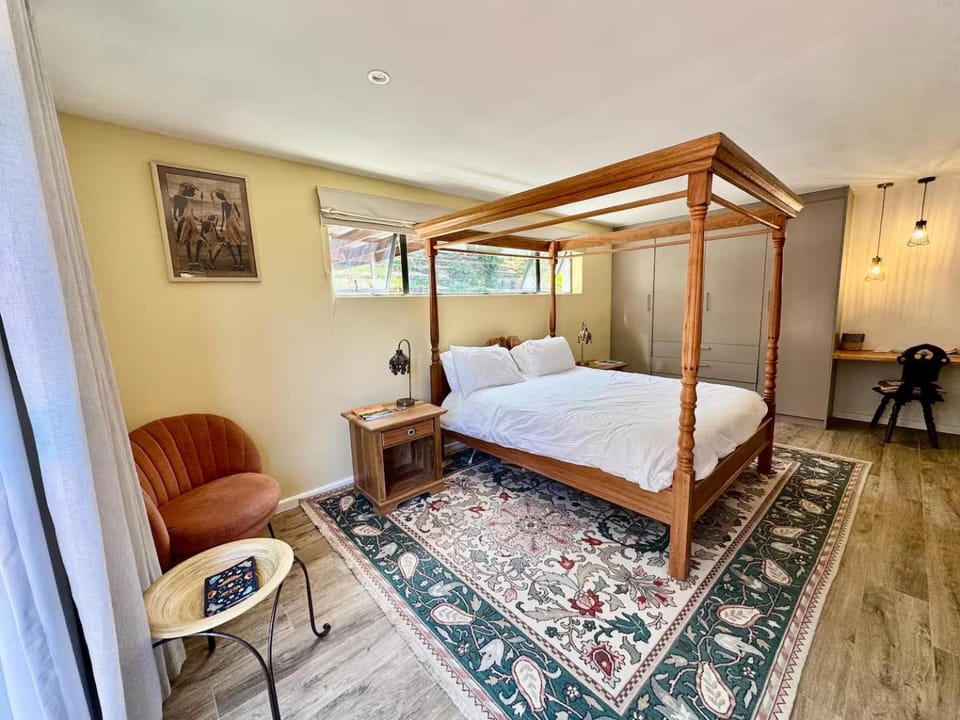 Bed, TV and multimedia, Seating area, Bedroom