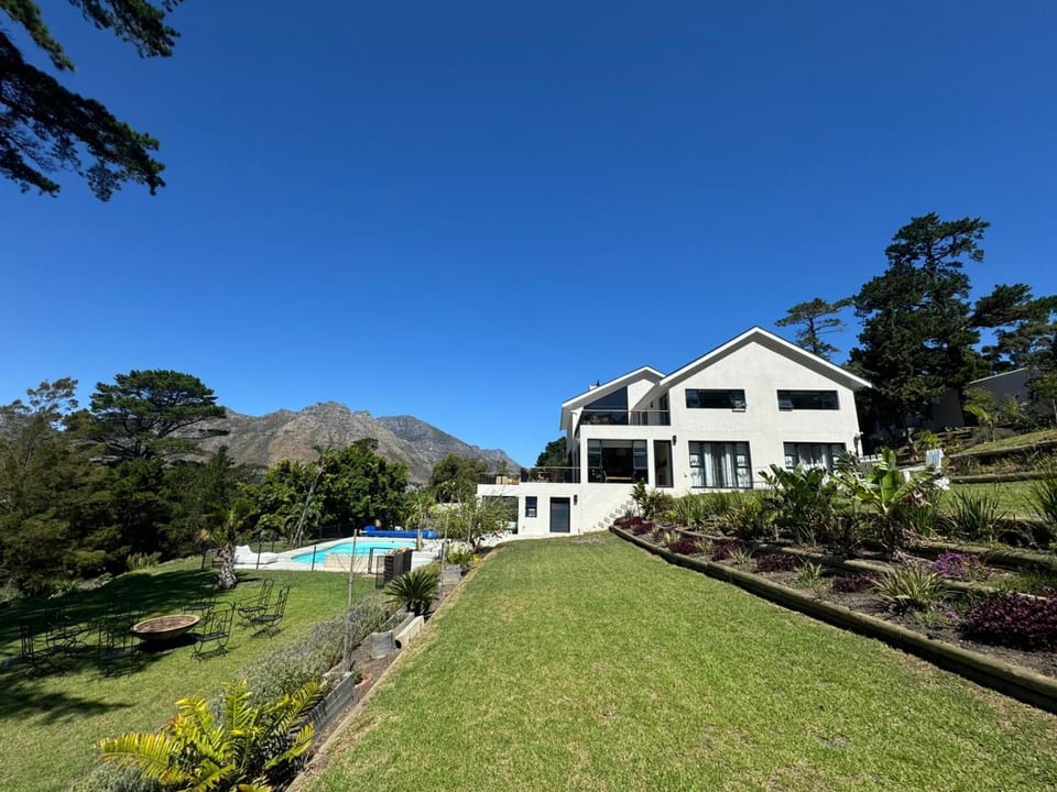 Property building, Day, Natural landscape, Garden, Mountain view, Swimming pool