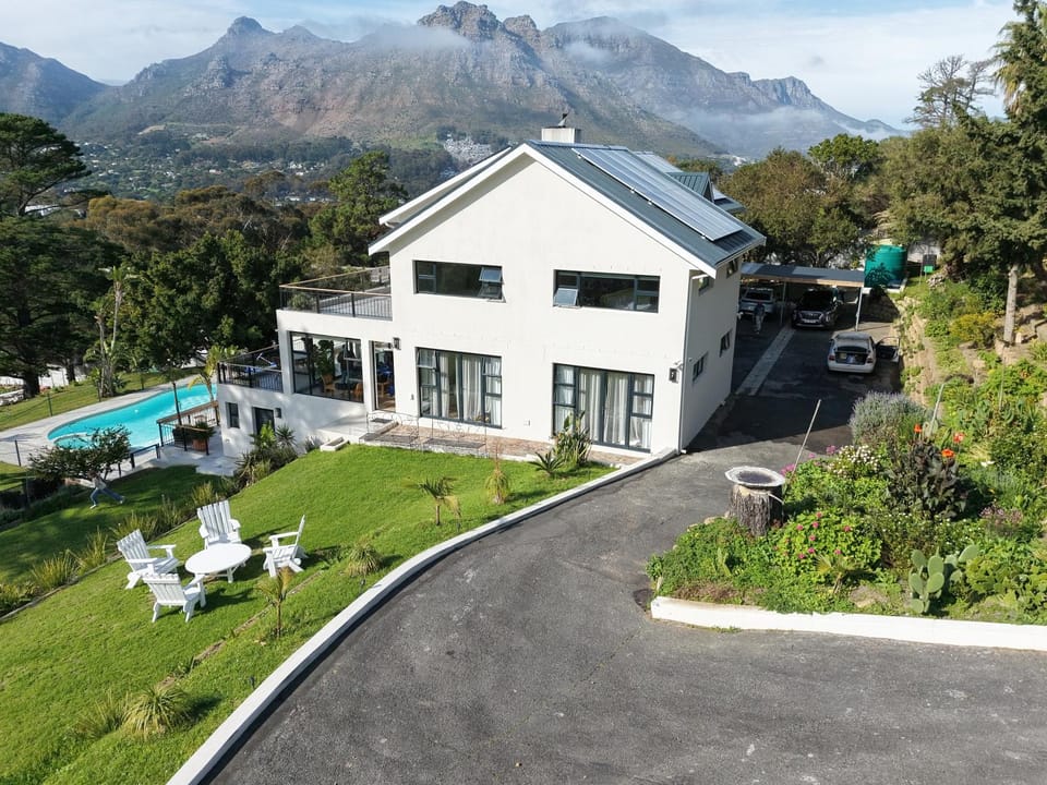 Property building, Spring, Day, Garden, Mountain view, Swimming pool