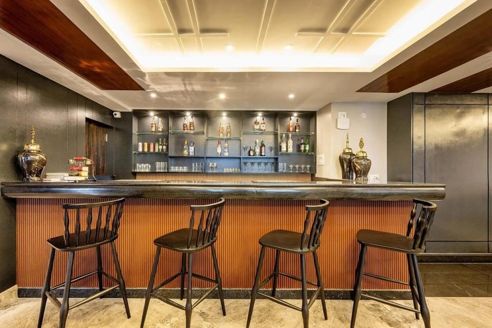 Lounge or bar, Food and drinks