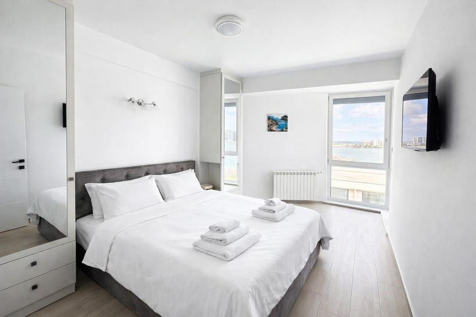 Bed, TV and multimedia, Photo of the whole room, Bedroom, Lake view, storage, towels