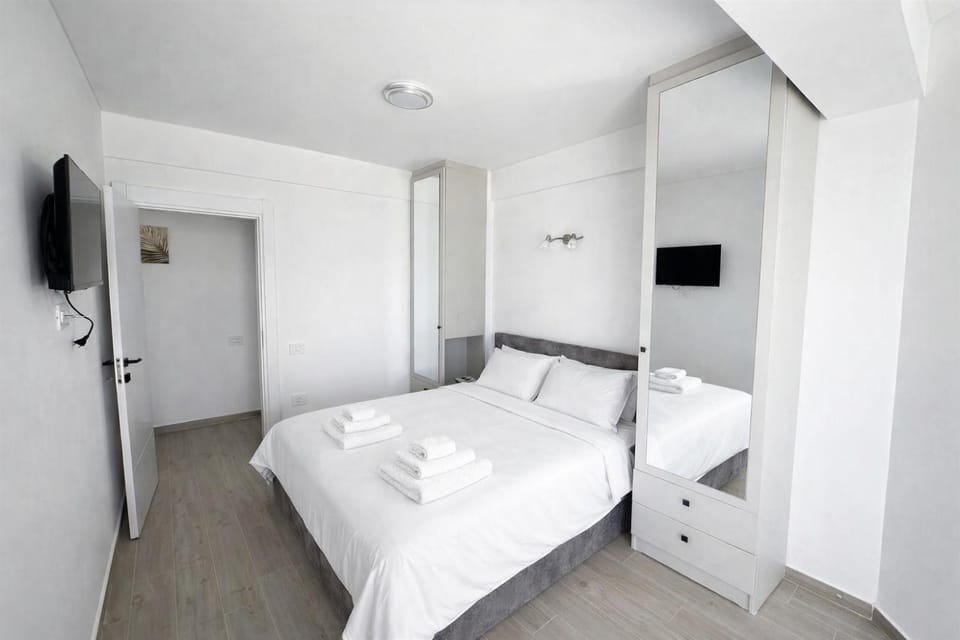 Bed, TV and multimedia, Photo of the whole room, Bedroom, storage