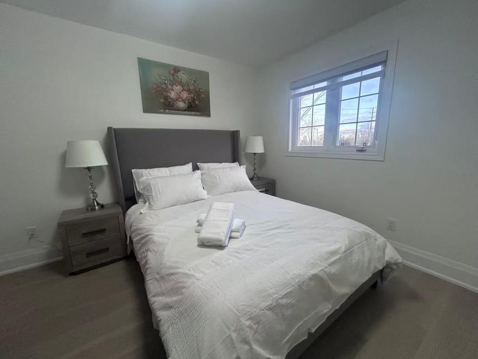 Luxury Modern Retreat Queen Bed Private Bath Smart Toilet Brand New Bed and Breakfast in Richmond Hill