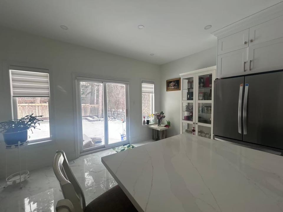 Luxury Modern Retreat Queen Bed Private Bath Smart Toilet Brand New Bed and Breakfast in Richmond Hill