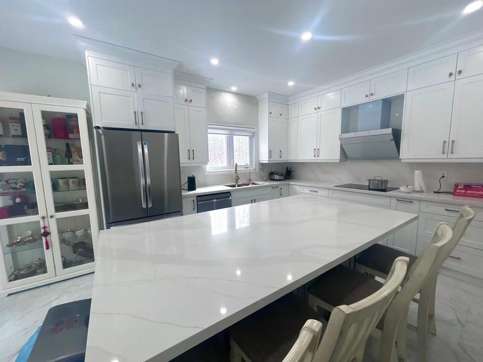 Luxury Modern Retreat Queen Bed Private Bath Smart Toilet Brand New Bed and Breakfast in Richmond Hill
