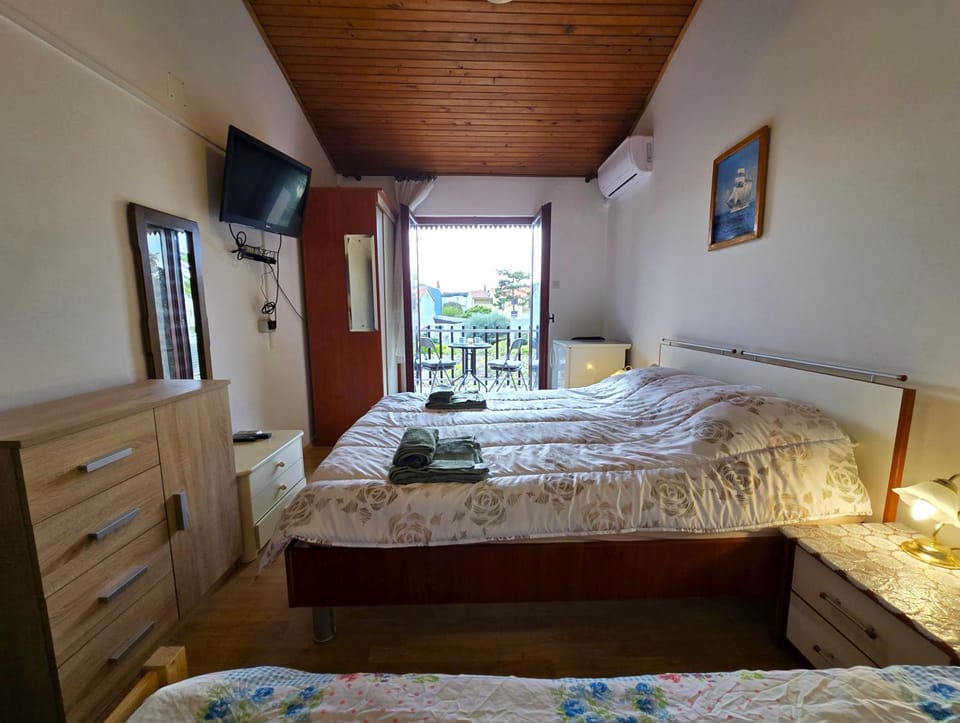 Bed, TV and multimedia, Balcony/Terrace, Bedroom, towels, air conditioner