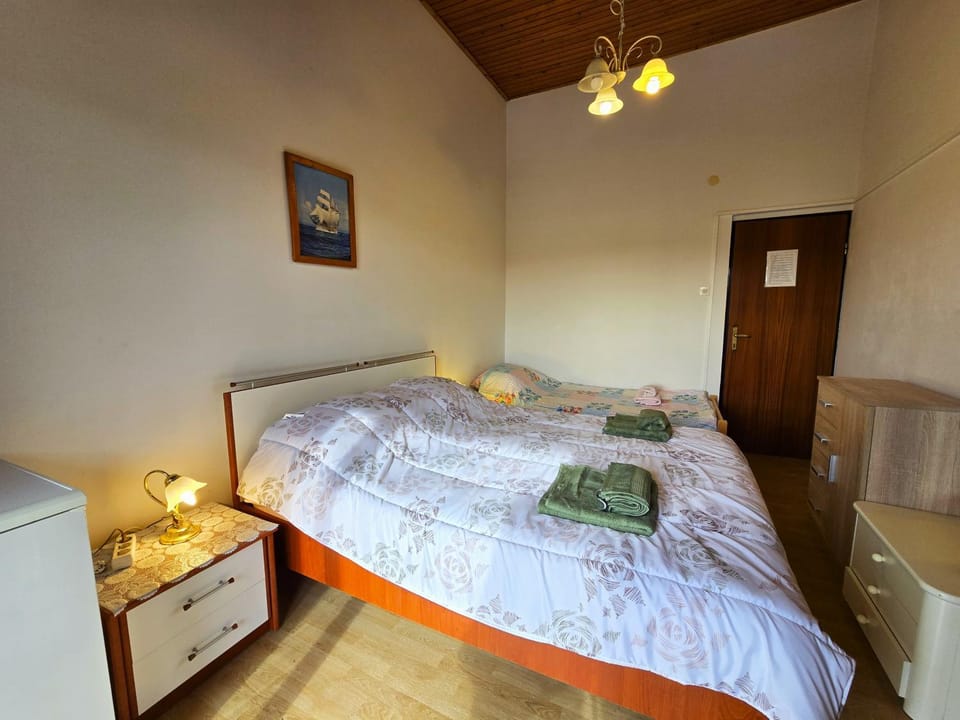 Bed, Bedroom, towels, wardrobe