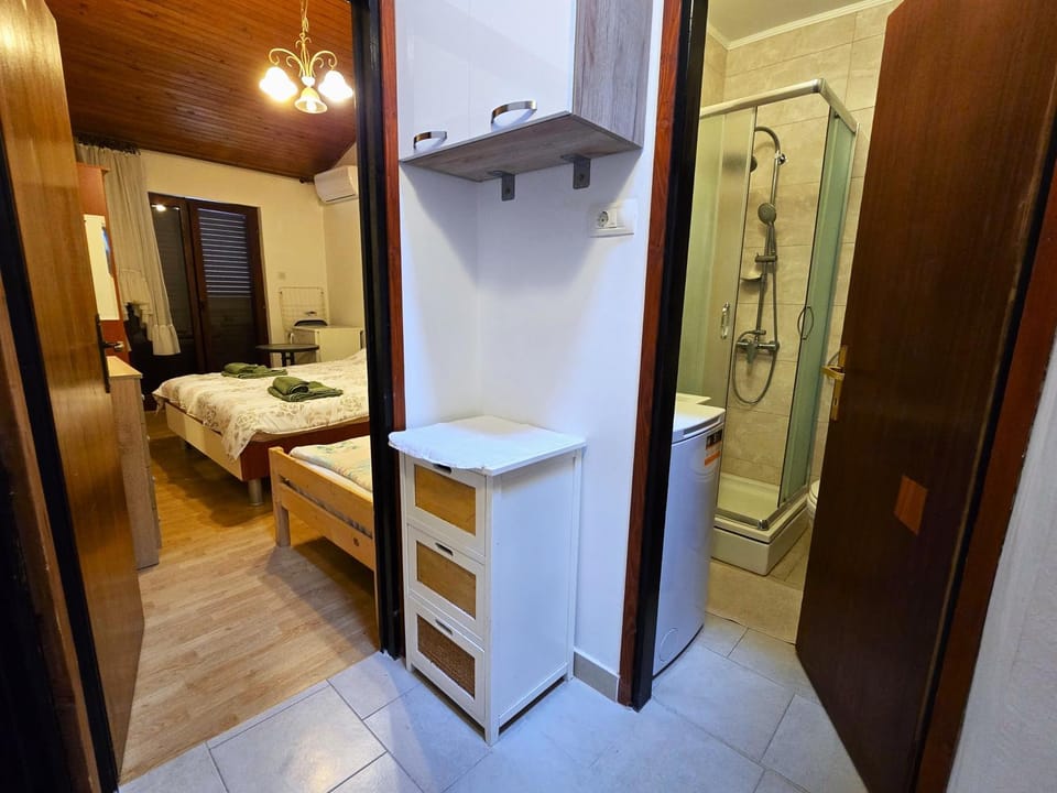 Shower, Bed, Bathroom, Photo of the whole room, Bedroom, towels
