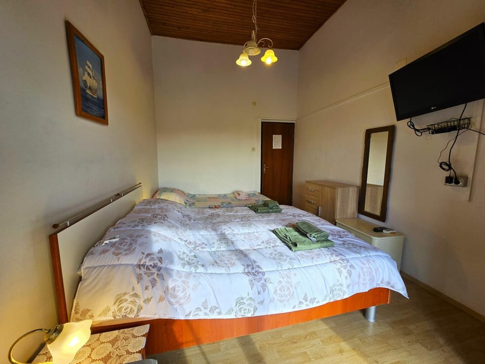Bed, TV and multimedia, Bedroom, wardrobe